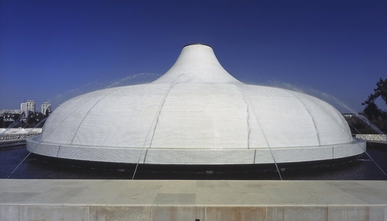 צילום של קדושה ויופי בשדרת בתי-הכנסת - תערוכת קבע במוזיאון ישראל