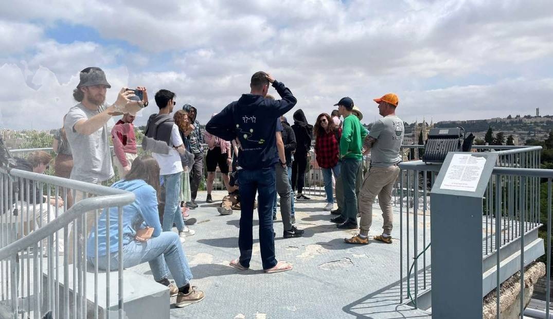 צילום של סיור מודרך בתערוכות המוזיאון על התפר