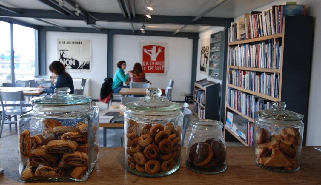 צילום של סיור מודרך בתערוכות המוזיאון על התפר