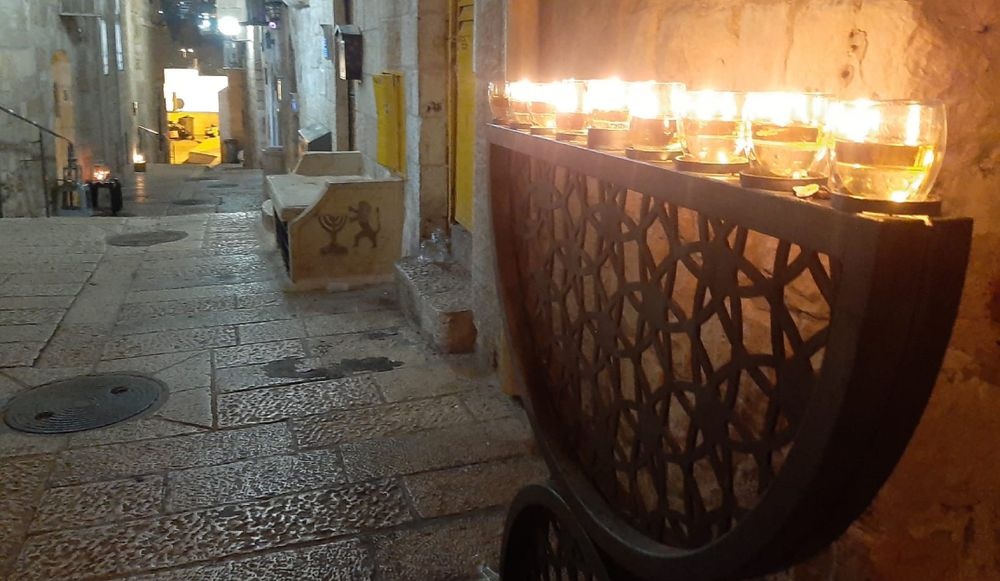 צילום של ירושלים באור החנוכיות – סיור חנוכה קסום בעיר העתיקה ובכותל המערבי