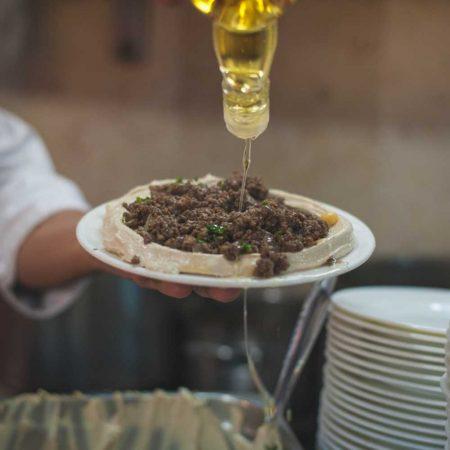 סיור עצמאי בחומוסיות של העיר העתיקה: הרפתקה קולינרית