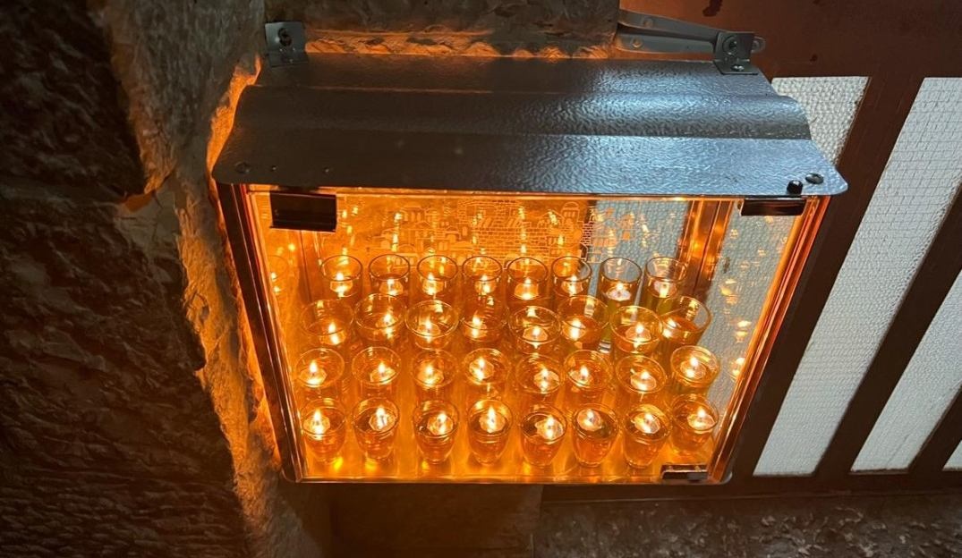 צילום של סיור חנוכיות בסגנון של פעם בשכונת הבוכרים