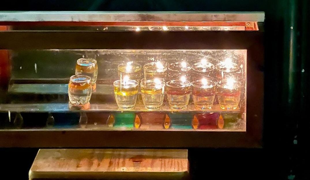 צילום של סיור חנוכיות בסגנון של פעם בשכונת הבוכרים